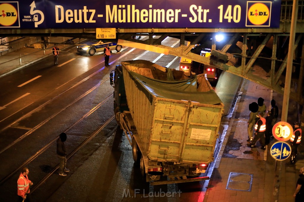 Wieder mal LKW unter Bruecke Koeln Deutz Deutz Muelheimerstr AK P10.JPG